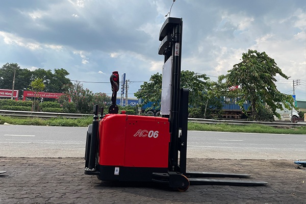 Xe nâng điện đứng lái 600 kg tại Hưng Yên