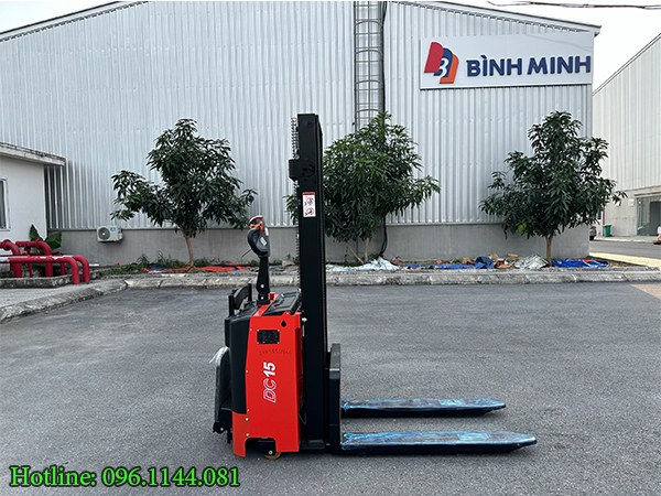 Ảnh xe nâng điện đứng lái CDD15J-RE tại kho Heli Bình Minh