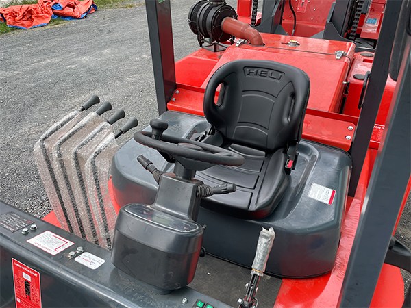 Xe nâng dầu 12 tấn H series 7 Khoang cabin rộng rãi trên xe nâng dầu 12 tấn H series